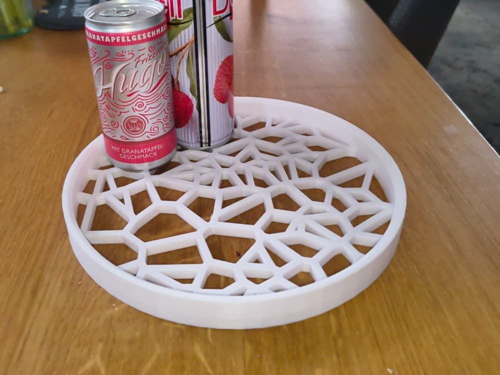 Bandeja redonda geométrica — padrão vazado branco
