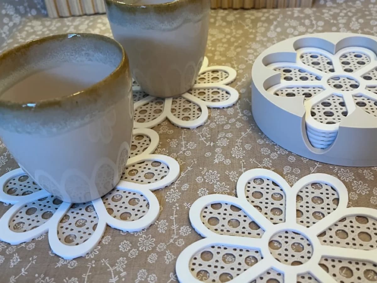 Porta-copos flor rattan — conjunto na mesa