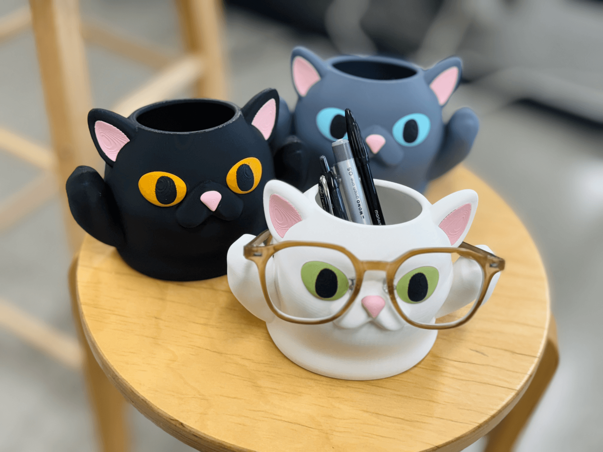 Porta-lápis gato com suporte de óculos — galeria MakerWorld